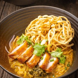 ข้าวซอยหมูสามชั้นทอดน้ำปลา