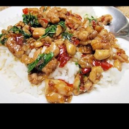 กระเพราไก่ราดข้าวไม่รวมไข่