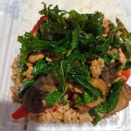 หมูสับไข่เยี่ยวม้ากะเพรากรอบราดข้าว