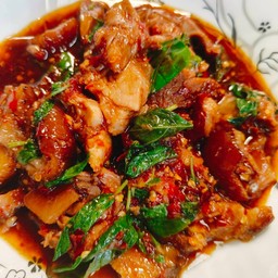 กระเพราขาหมูพะโล้(เป็นกับข้าว)