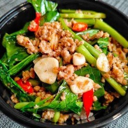 คะน้าหมูสับราดข้าว