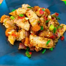 stir-fried crispy pork with chili and salt หมูกรอบผัดพริกเกลือ