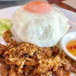ข้าวหมูทอดกระเทียม