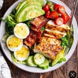 สลัดยกนิ้ว - ไก่เผ็ด อโวคาโด้