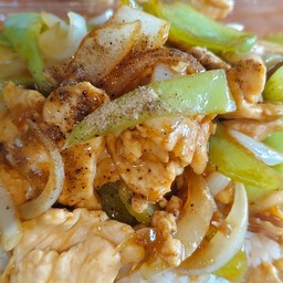 ข้าวผัดพริกหยวกไก่ชิ้น