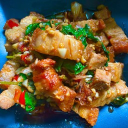 stir-fried crispy pork with basil กระเพราหมูกรอบ