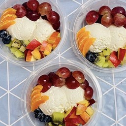 กรีกโยเกิร์ต 2 สกู๊ป พร้อมผลไม้สด