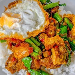 ข้าวผัดพริกแกงหมูกรอบ