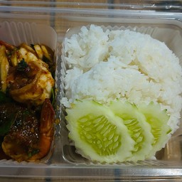 ผัดพริกแกงกุ้งกระวานราดข้าว