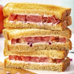 แซนวิชบ๊อกซ์ มะเขือเทศสด ครีมชีสหัวหอม