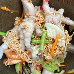 ตำมาม่าตีนไก่