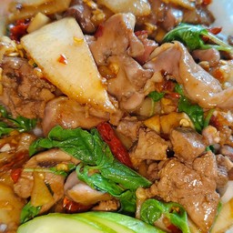 ข้าวกะเพราเครื่องในไก่หน่อไม้ดอง