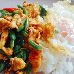 ข้าวผัดพริกแกงหมูชิ้น