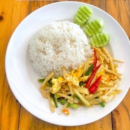 ข้าวราดผัดหน่อไม้สดใส่ไข่