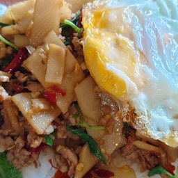 ข้าวกะเพราหมูสับหน่อไม้ดอง+ไข่ดาว