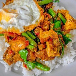 ผัดพริกแกงหมูกรอบราดข้าว