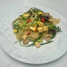 เส้นหมี่ผัดผักกระเฉด เห็ดหอม (มังสวิรัติ)