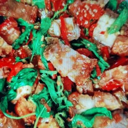 กระเพราหมูกรอบเป็นกับ