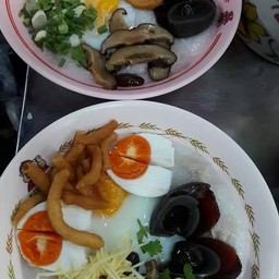 โจ๊กหมูทุกอย่างไข่เค็ม&ไข่เยี่ยวม้า&ไข่ลวก