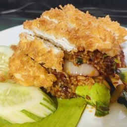 ข้าวผัดพริกเผาไก่ชุปแป้งทอด