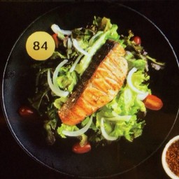 84.สลัดปลาแซลมอนย่างพร้อมน้ำสลัดครีมงา