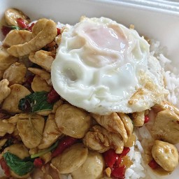 ข้าวกะเพราไก่ชิ้น+ลูกชิ้น+ไข่ดาว