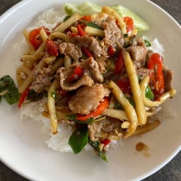 กะเพาเนื้อชิ้นหน่อไม้เส้น