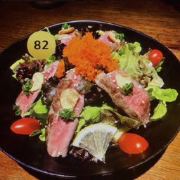 82.สลัดเนื้อวากิวย่างท็อปไข่กุ้งพร้อมน้ำสลัดครีมงา