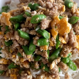 ข้าวราดผัดหมูสับใส่ไข่
