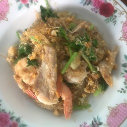 ผัดวุ้นเส้นใส่ไข่  กุ้ง หมึก  ราดข้าว