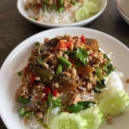 กะเพราไข่เยี่ยวม้า