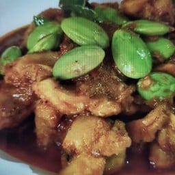 พริกแกงไก่สะตอเป็นกับ