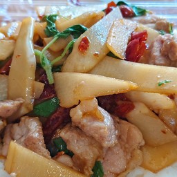 ข้าวกะเพราหมูชิ้นหน่อไม้ดอง