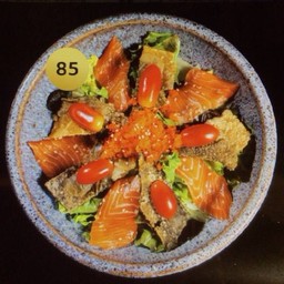 85.สลัดแซลมอน+หนังปลาแซลมอนพร้อมน้ำสลัดครีมงา
