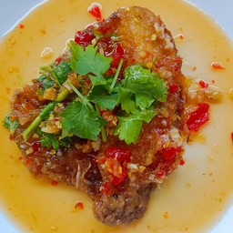 ปลานิลทอด(แล่ครึ่งตัว)ราดพริก