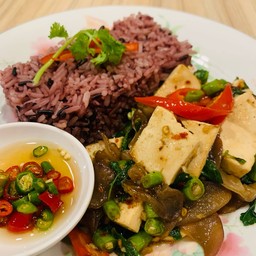 Stir fried tofu with dry chili and holy basil