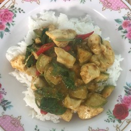 แกงเขียวหวานแห้งไก่ราดข้าว  ฟรีไข่ดาว หรือ ไข่เจียว