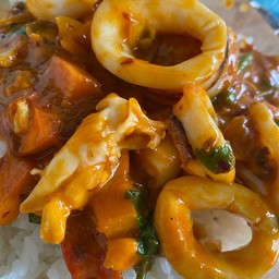 หมึกผัดไข่เค็มราดข้าว