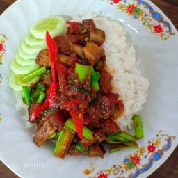 ข้าผัดพริกแกงหมูกรอบ