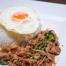 ข้าวกะเพราเนื้อดาวกระจายสไลด์+ไข่ดาว