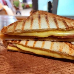 กระเพราสุดแซ่บแม่ค้าปากจัด&ลูกชิ้น