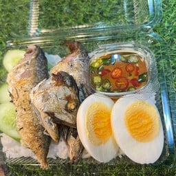 ข้าวปลาทูทอดไข่ต้ม