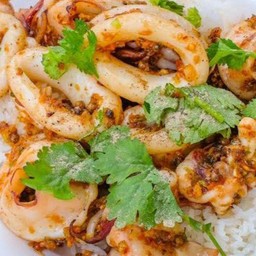 ทะเลกระเทียมราดข้าว