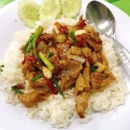 ข้าวผัดพริกเผาหมูกรอบ