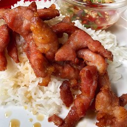 หมูแดดเดียวทอดราดข้าว