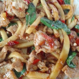 ข้าวราดผัดกระเพราหมูชิ้นหน่อไม้สด