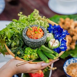 น้ำพริกเสน่หา  ผักสดพื้นบ้าน