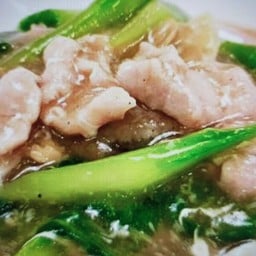 ราดหน้าเส้นใหญ่หมู