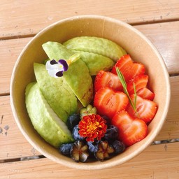 ฝรั่งกับสตรอเบอร์รี่กับบลูเบอร์รี่