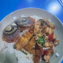 กระเพาหมูกรอบไข่เยี่ยวม้า